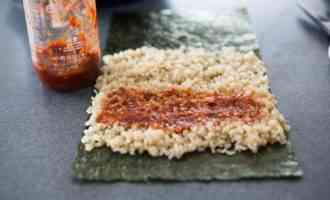 рис с соусом на листах нори