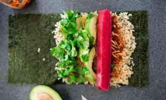 добавляем рыбу и зелень