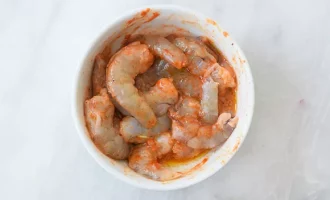 покырваем креветки соусом