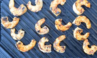 жарим креветки на гриле