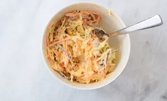 смешиваем соус с капустным салатом