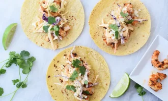 выкладываем начинку на тортильи