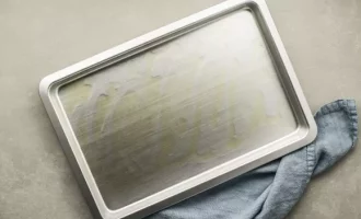 сбрызгиваем маслом противень