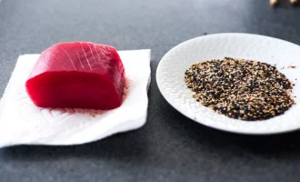 тунец и кунжутная обсыпка