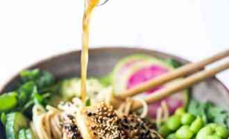 поливаем рыбу заправкой