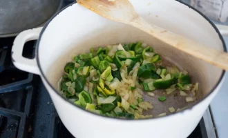 тушим лук и перец