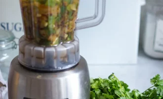 добавляем бульон и кинзу