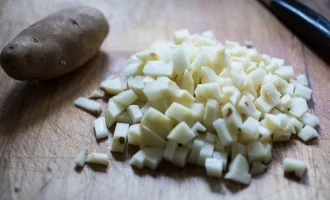 нарезаем картошку кубиками
