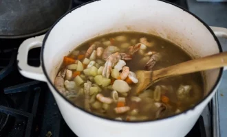 добавляем овощи в кастрюлю и варим