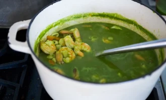 добавляем морепродукты и смесь с кинзой