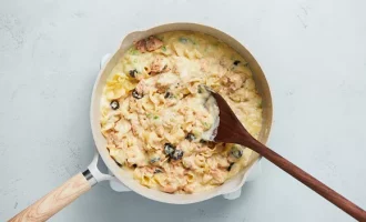 добавляем рыбу и макароны