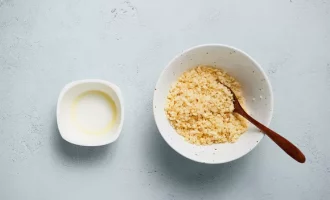 смешиваем сухари и масло