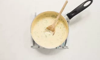 добавляем молоко и специи