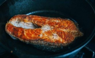 обжариваем семгу
