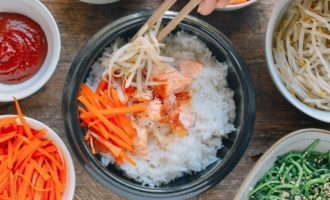 выкладываем морковь и ростки