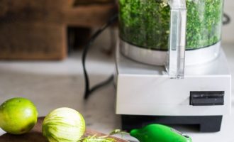 измельчаем ингредиенты для соуса