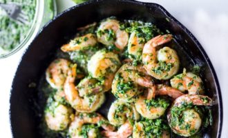 жаренные креветки в соусе чимичурри