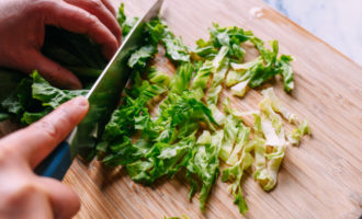 нарезаем салат