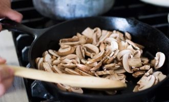 обжарвиаем грибы