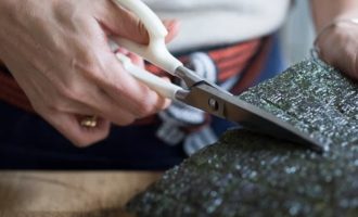 разрезаем нори пополам