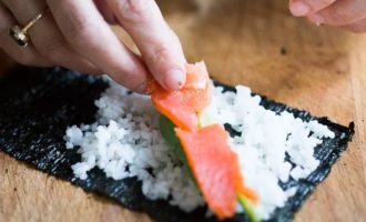 выкладываем овощи и рыбу