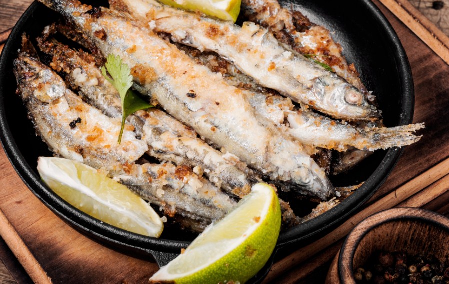 рыба на сковороде 