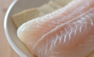 сверху выкладываем камбалу