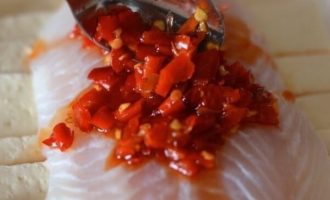 выкладываем соус на рыбу