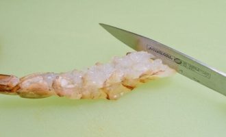 делаем надрез у креветки