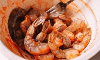 смешиваем креветки с соусом