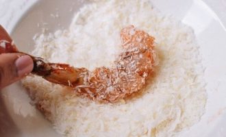 обваливаем креветки в кокосе