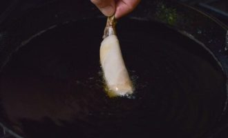 опускаем креветку в масло