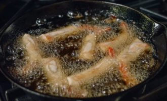 обжариваем креветки