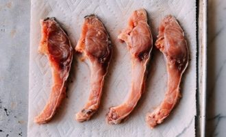 режем карпа на стейки