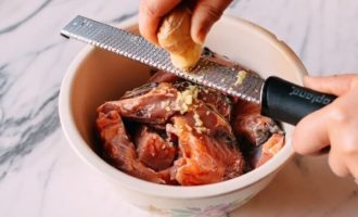 натираем имбирь