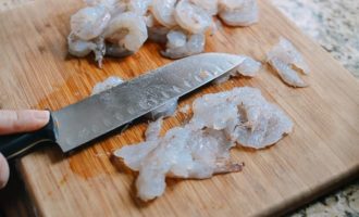 размягчаем и нарезаем креветки