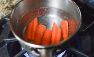 отвариваем морковь