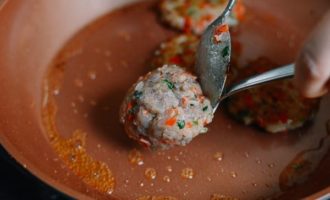 выкладываем котлету на сковороду