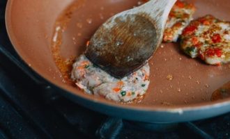 приминаем шарик котлеты