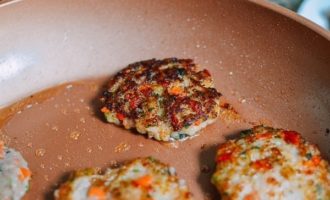 обжариваем котлеты с обеих сторон