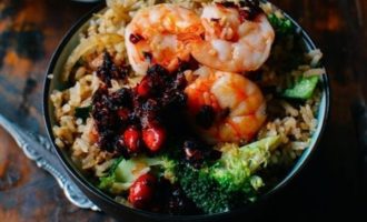 готовые креветки с брокколи