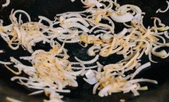 обжариваем лук