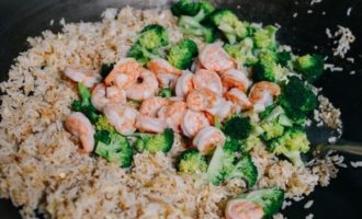 добавляем креветки