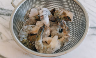 промываем креветки