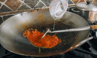 разбавляем соус водой