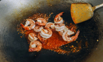 дожариваем креветки