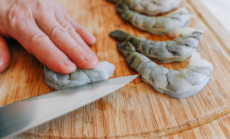 делаем небольшой надрез у креветок