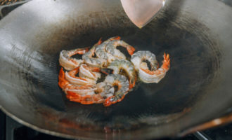 обжариваем креветки