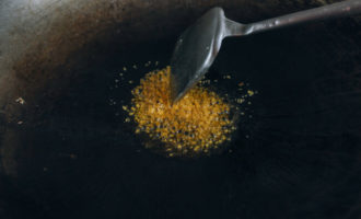 добавляем в вок имбирь