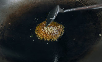 добавляем лук и чеснок